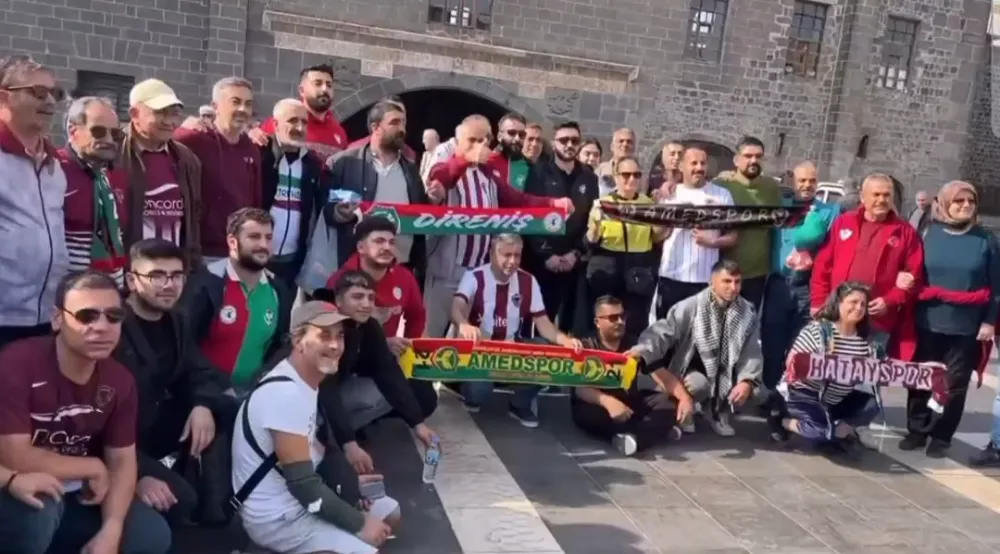 Diyarbakır’da Amedspor-Hatayspor Maçı Öncesi Kardeşlik Pozu